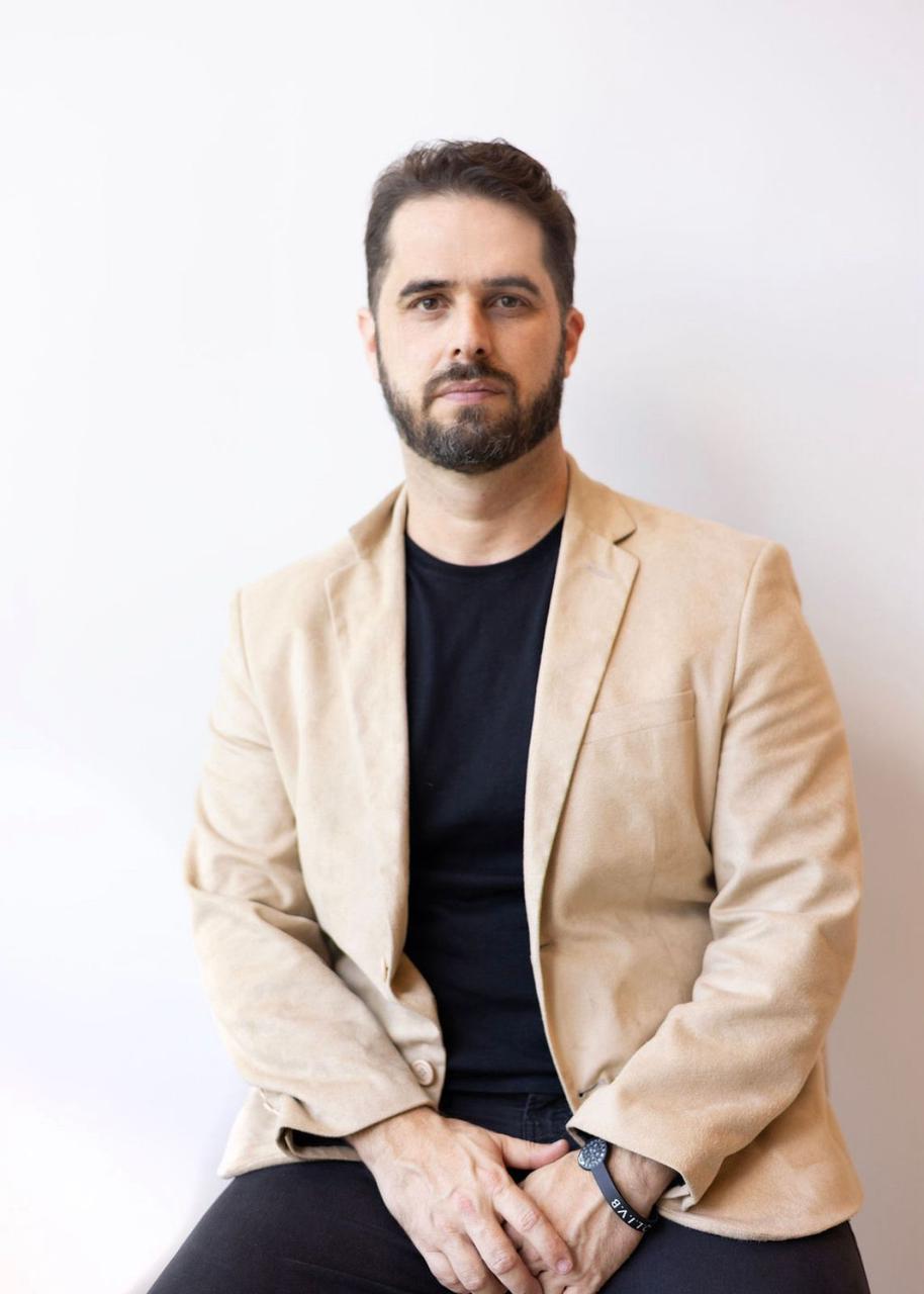 Dr. Bruno Ferreira Russo em atendimento